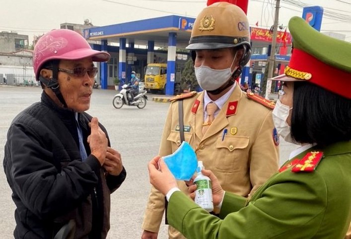 Đội CSGT-TT Công an quận Hồng Bàng ra quân thực hiện nhiệm vụ phòng, chống dịch Covid-19 và bảo đảm TTATGT